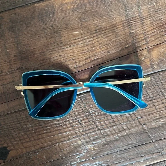 DIFF Sunglasses with Reflective Lenses - Picture 2 of 3